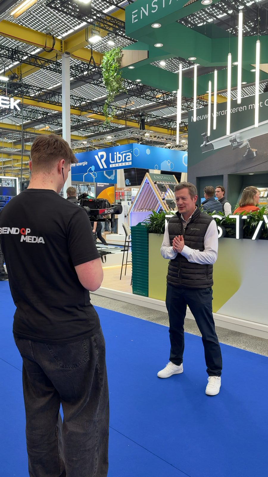Bendop Media filmt een interview op de beursstand