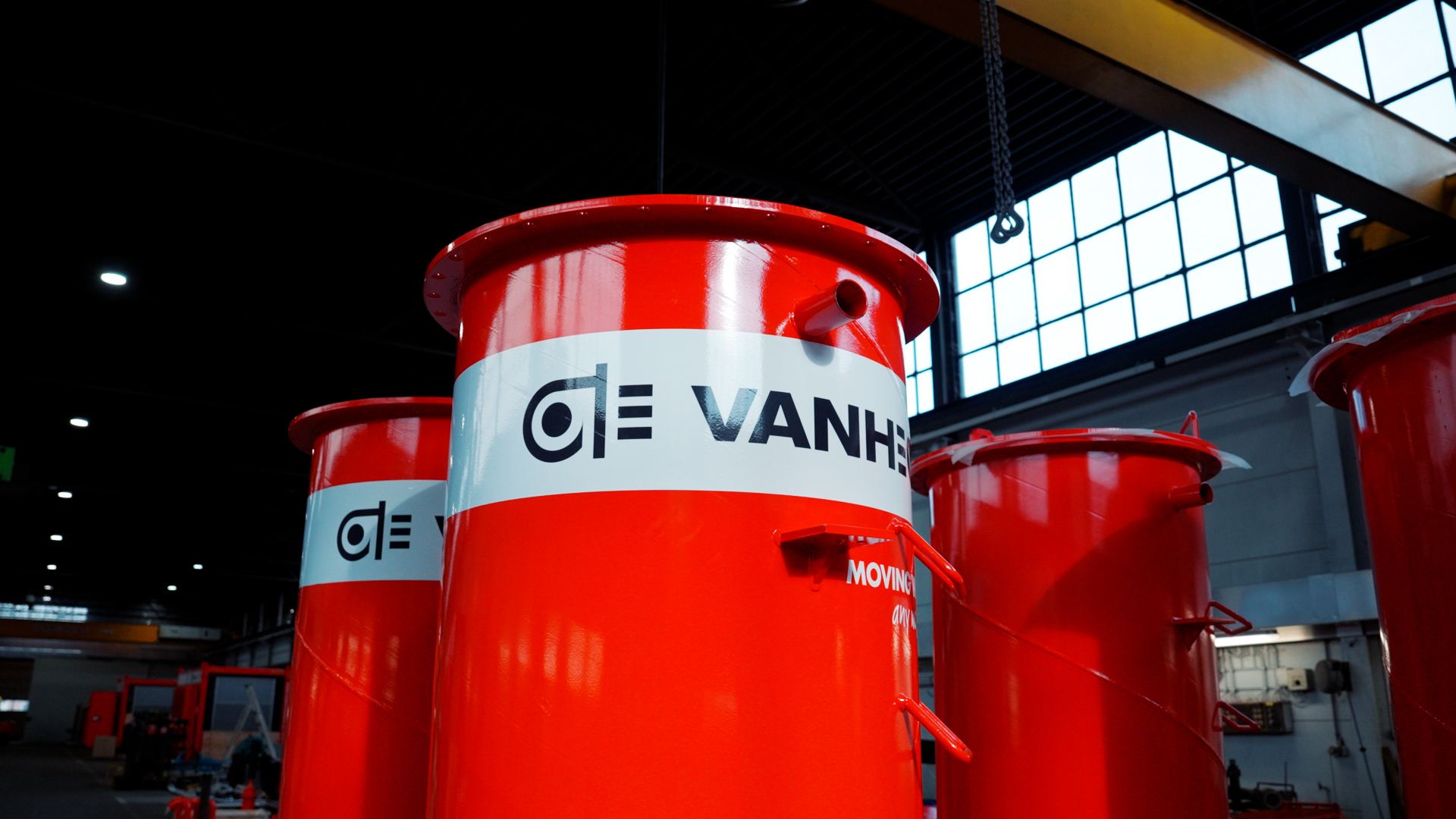 Rode pompen met Van Heck-logo in de hal