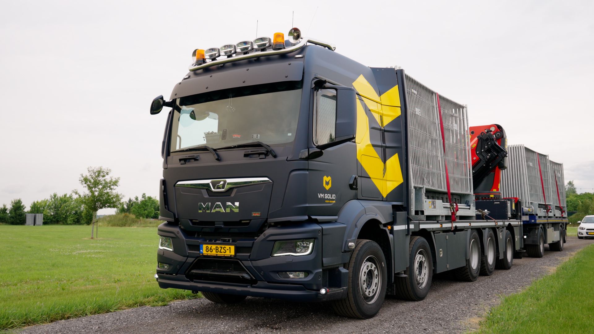 Vrachtwagen van VM Events met kraan en rijplaten