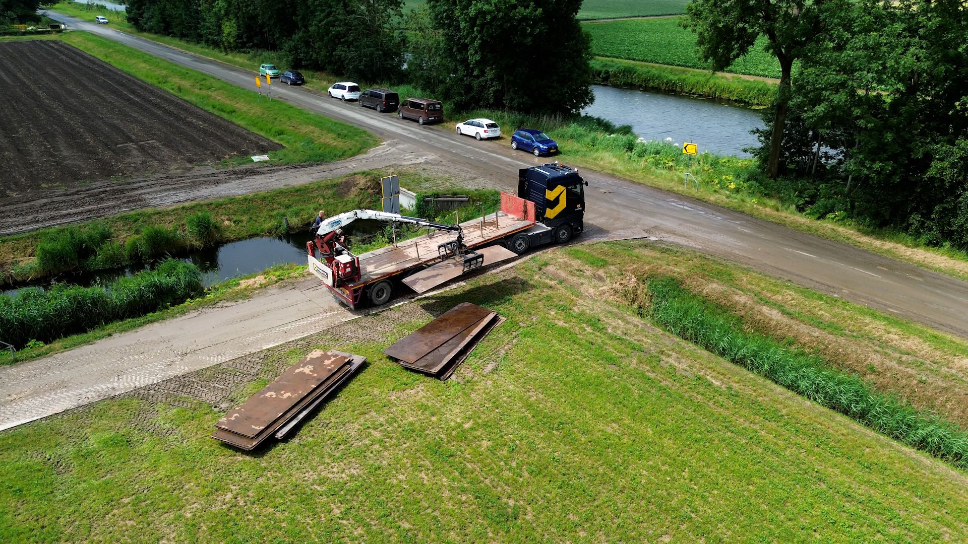 Luchtbeeld van het leggen van rijplaten op het terrein