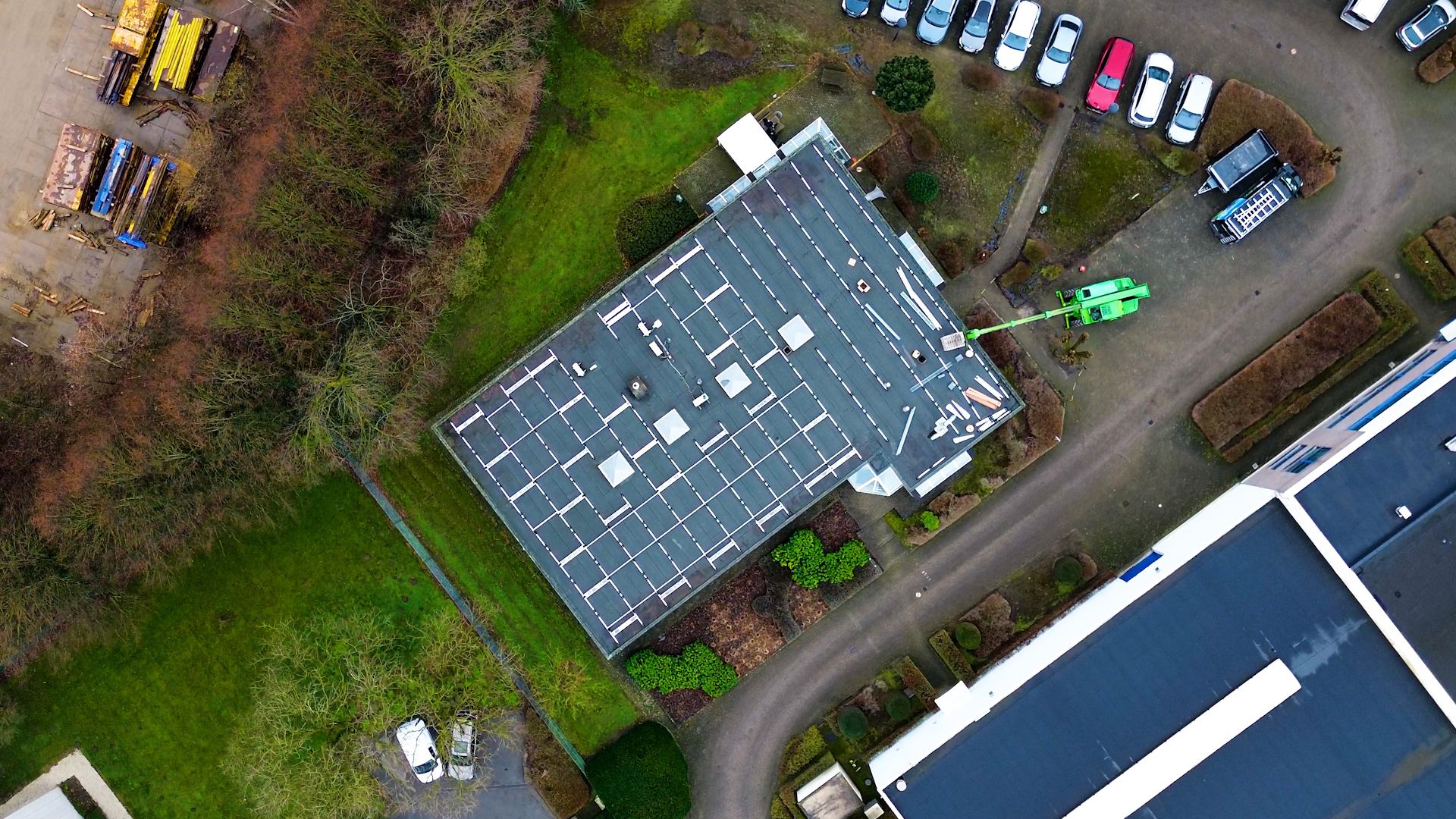 Luchtbeeld van het dak met FlatFix Fusion zonnepanelen