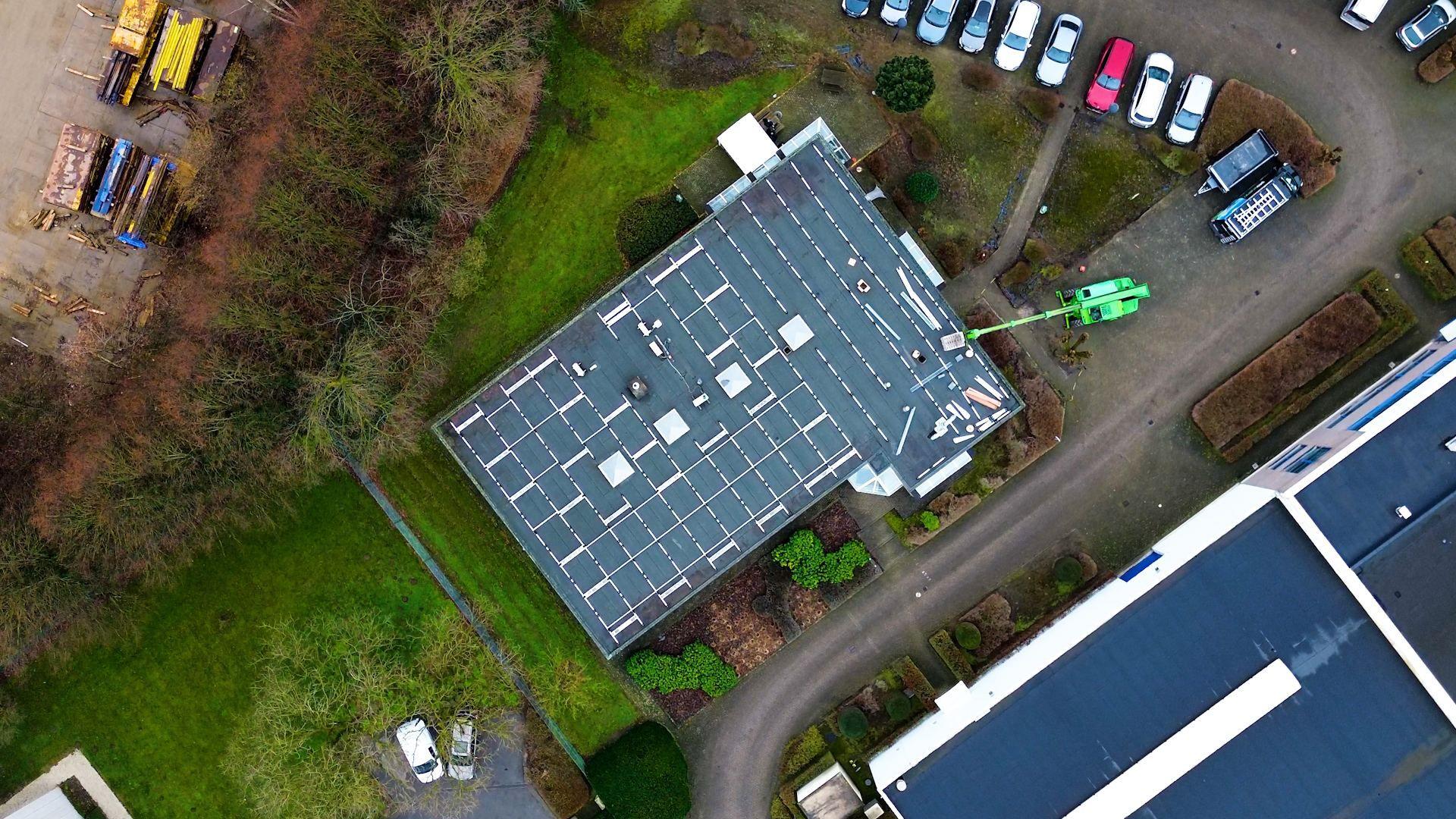 Luchtbeeld van het dak met FlatFix Fusion zonnepanelen