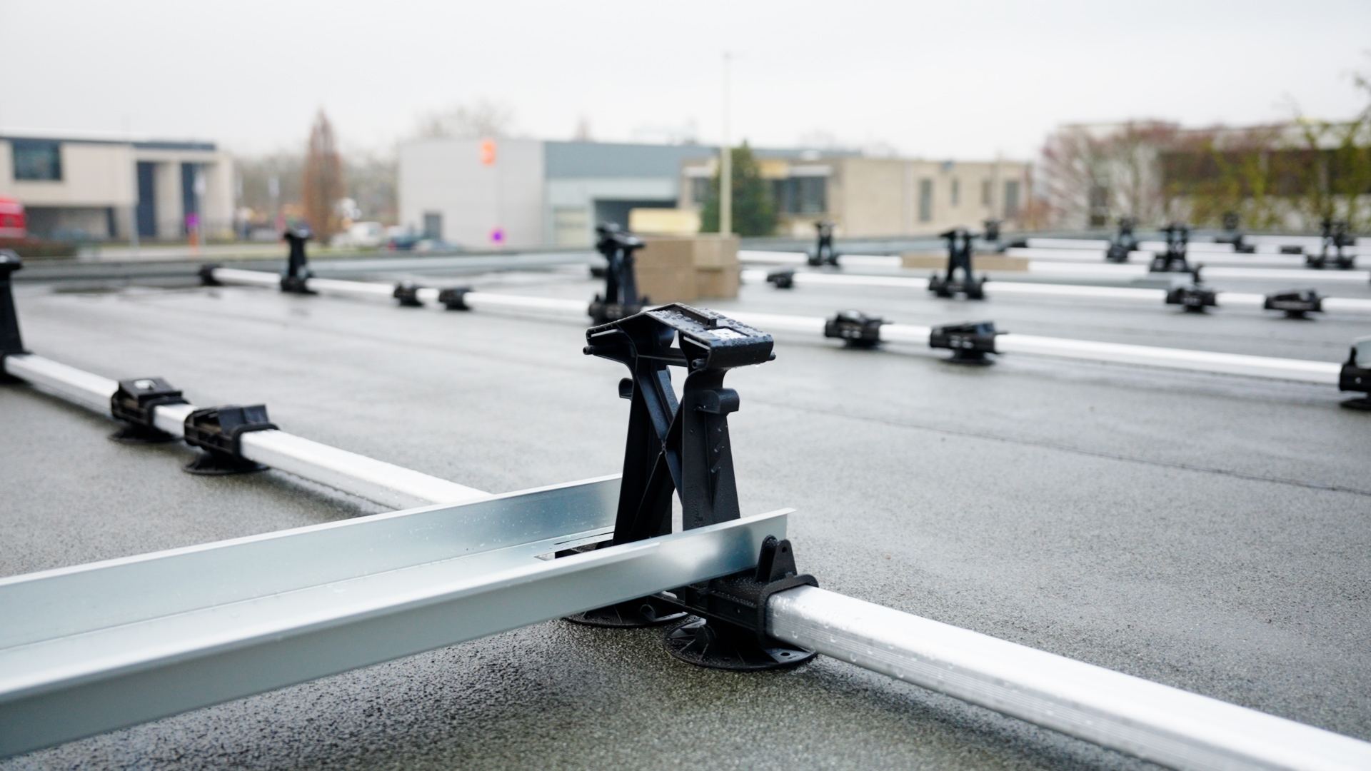 Detail van FlatFix Fusion montagerails op een plat dak