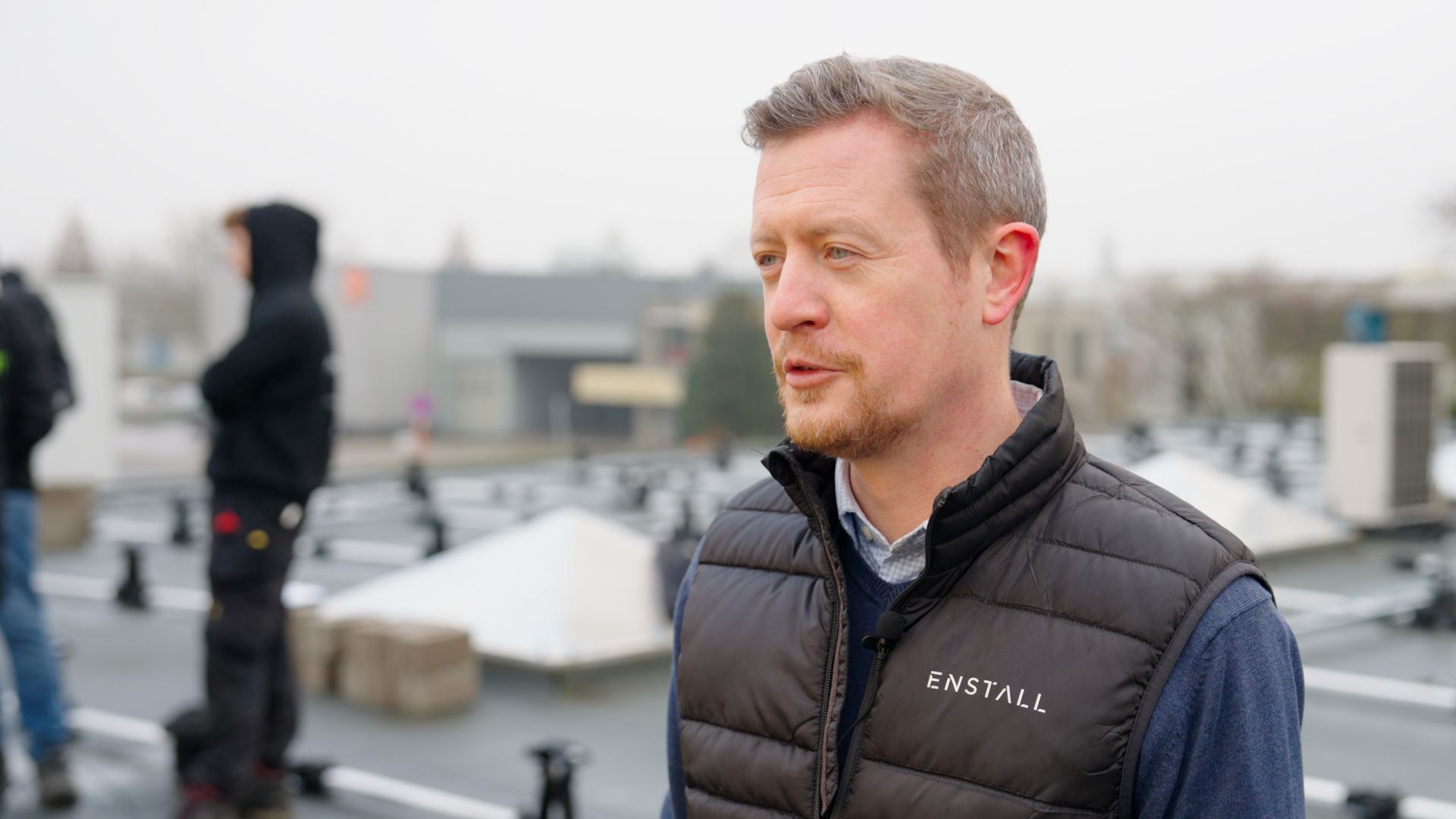 Specialist van Enstall op het dak tijdens de installatie