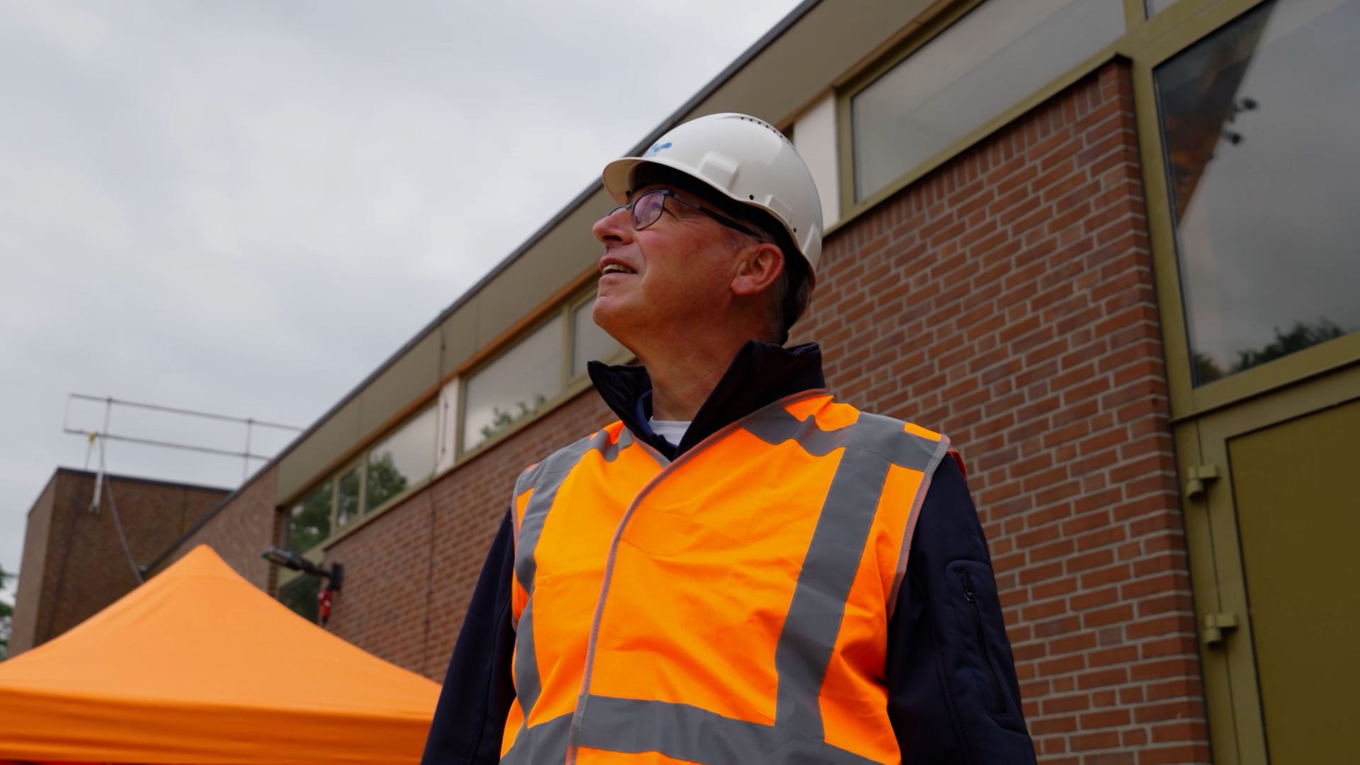 Betrokkene in werkkleding bij productiestation Kruidhaars