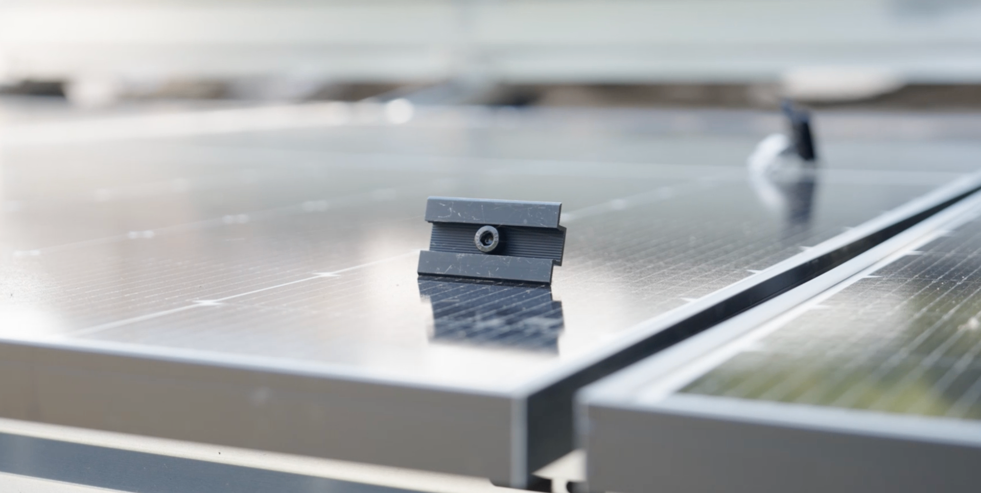 Detail van een klem van het Connect-systeem tussen zonnepanelen