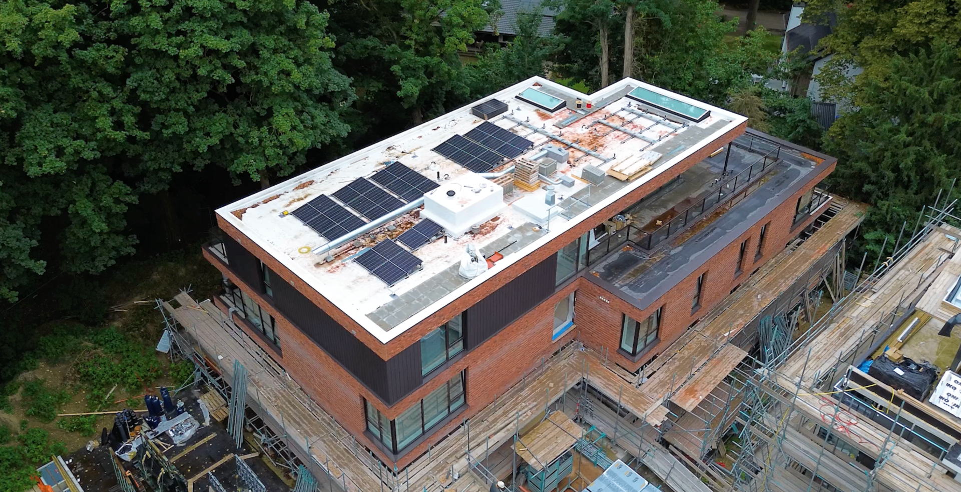 Gebouw met zonnepanelen op het dak vanuit de lucht
