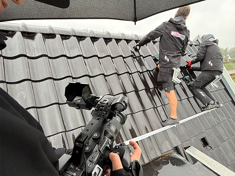 Team van ProjectVideo op locatie met camera-apparatuur