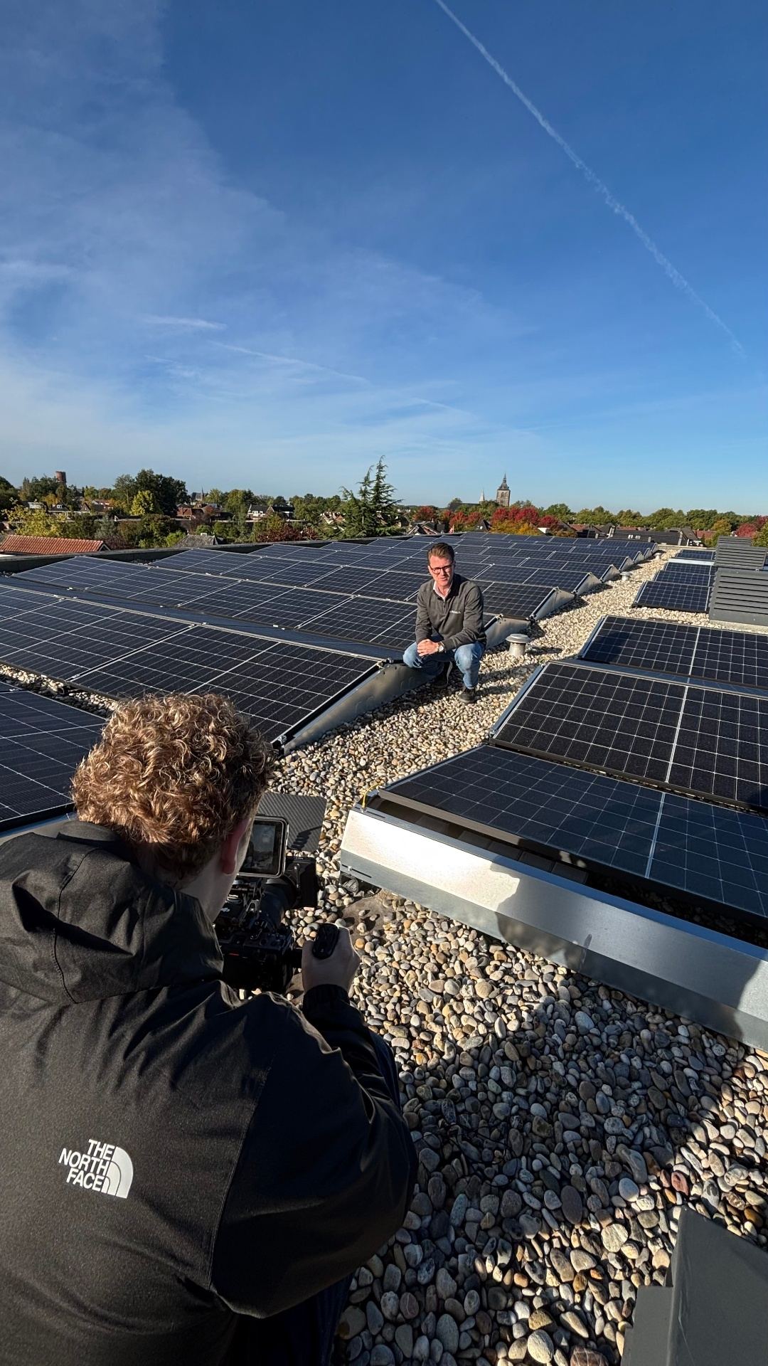 Cameraman aan het werk op een technisch project met drone