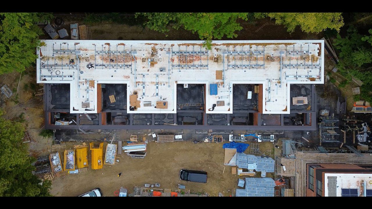 Luchtbeeld van het platte dak tijdens de installatie met Connect
